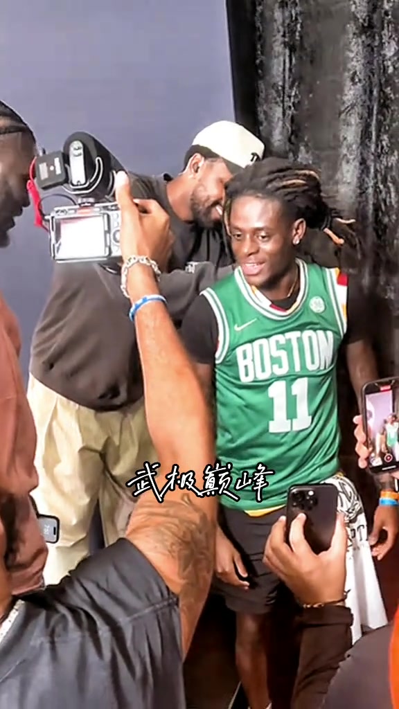 太幸运了球迷得到欧文所有球衣签名