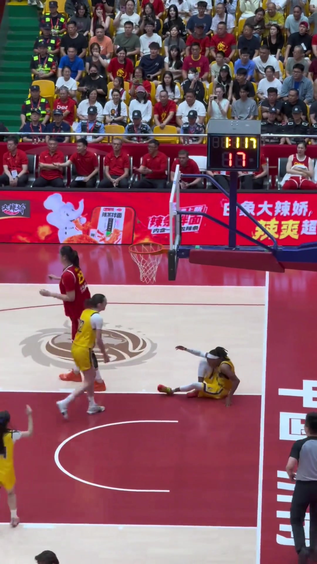 波黑归化球员一碰张子宇就摔倒 张子宇懵逼我也没撞人啊