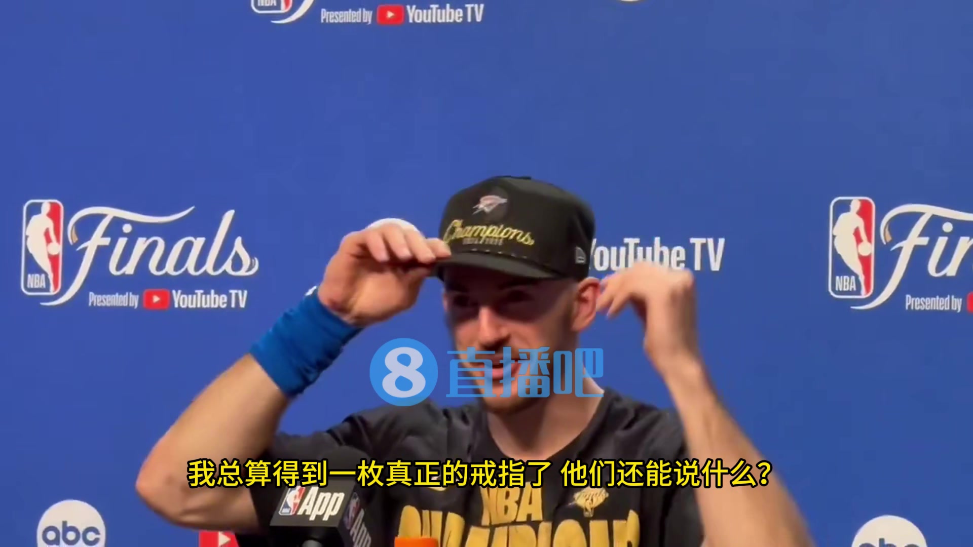 那园区的冠军是卡鲁索夺冠赛后我总算得到一枚真正的戒指了