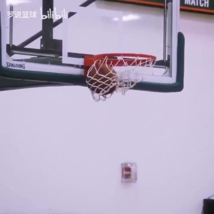 杨瀚森自信一幕进半场神奇三分后为自己竖大拇指 用英文说完美