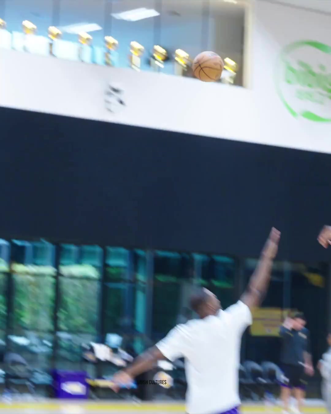 神准啊詹姆斯训练三分轻松14连中八村看得很认真啊