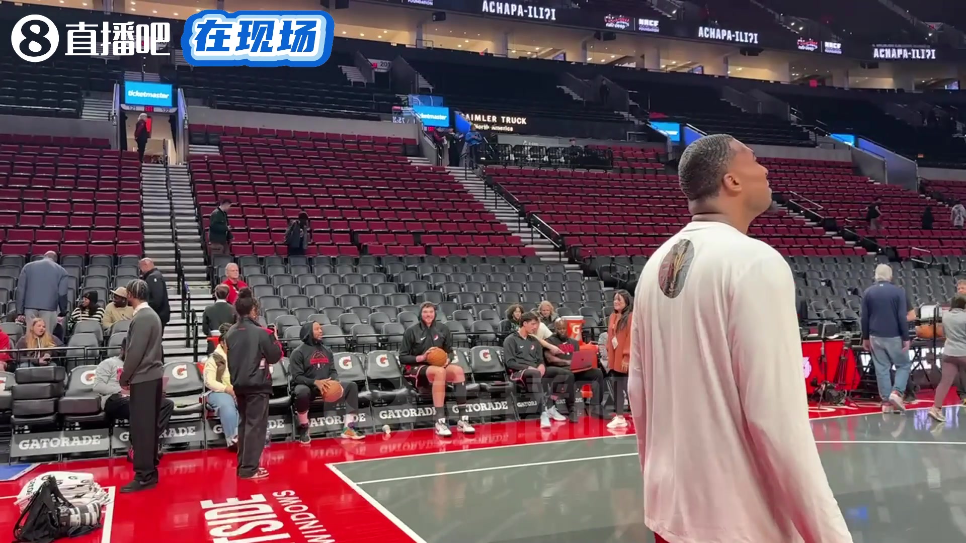 整花活利拉德和克林根赛前训练在板凳席PK坐投三分