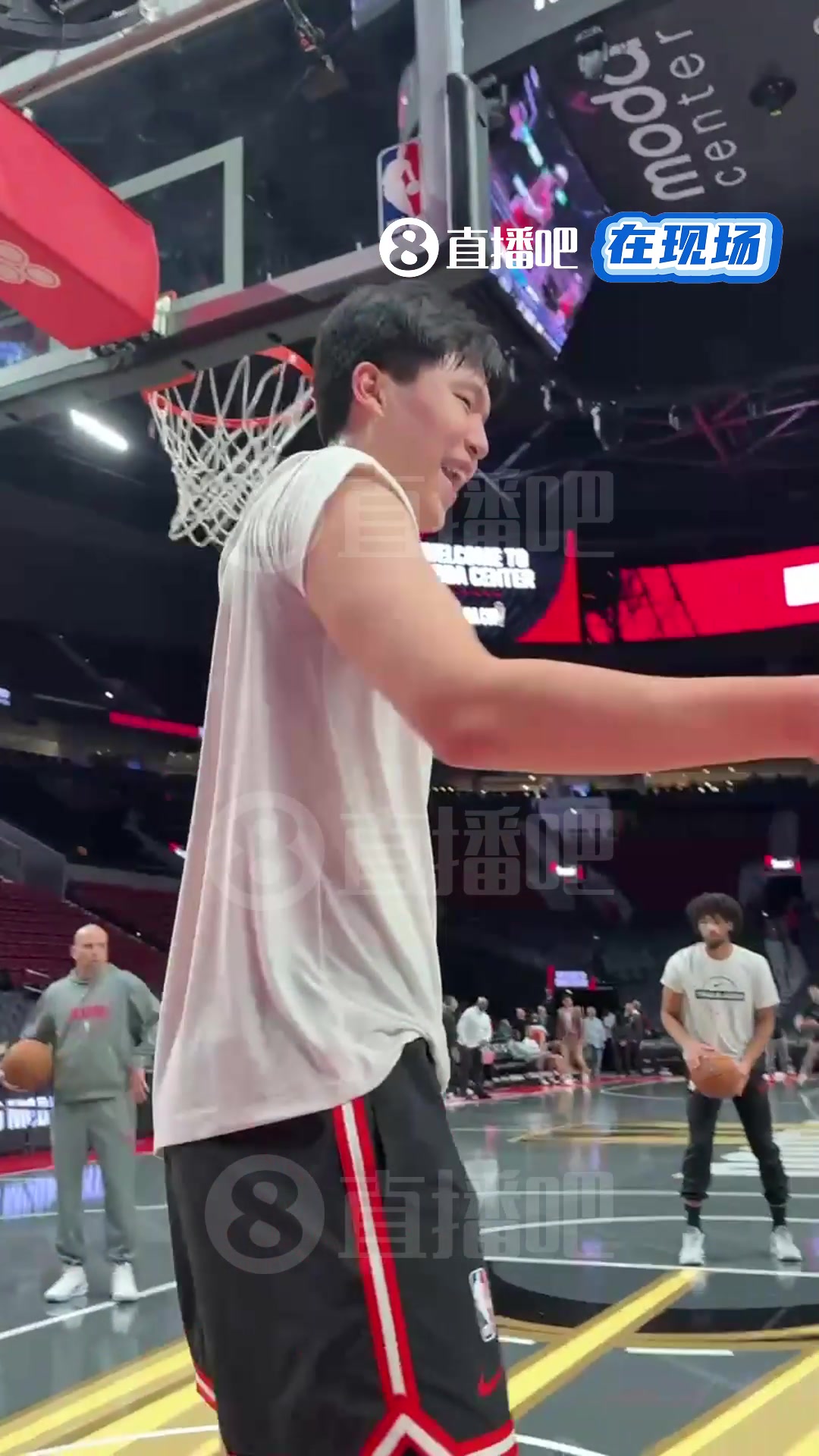 混得很开哦杨瀚森赛前练空接暴扣和大家都有说有笑的
