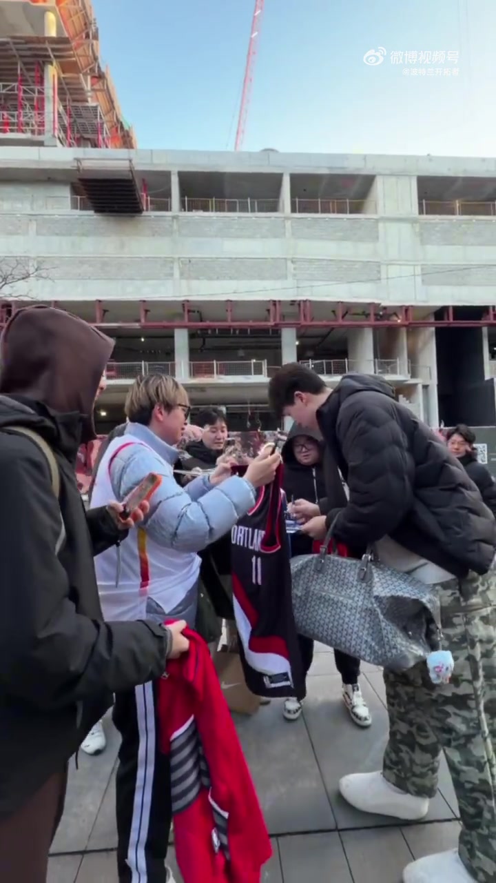 现场支持者很多小杨赛前给场外球迷签名居然还有青岛球衣