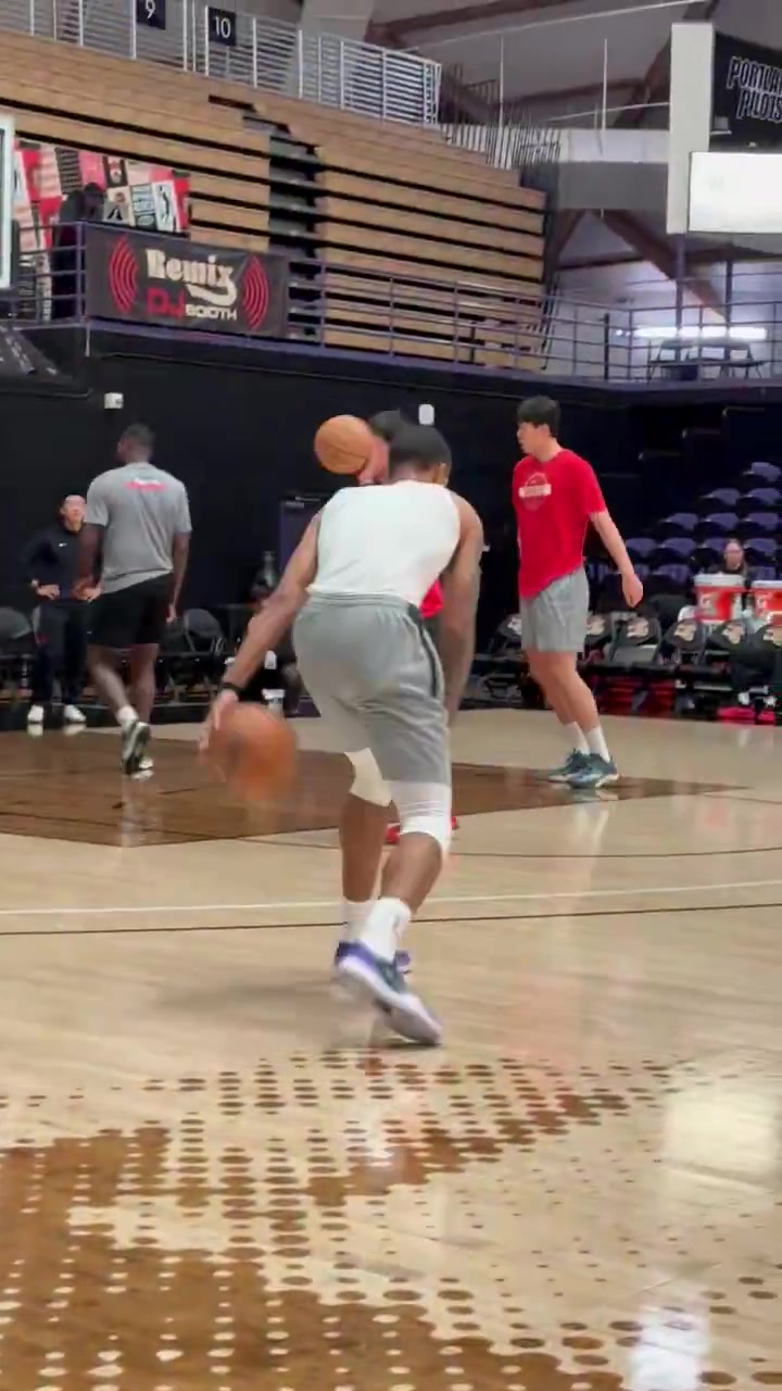 真的秀啊杨瀚森赛前热身时大秀梦幻脚步