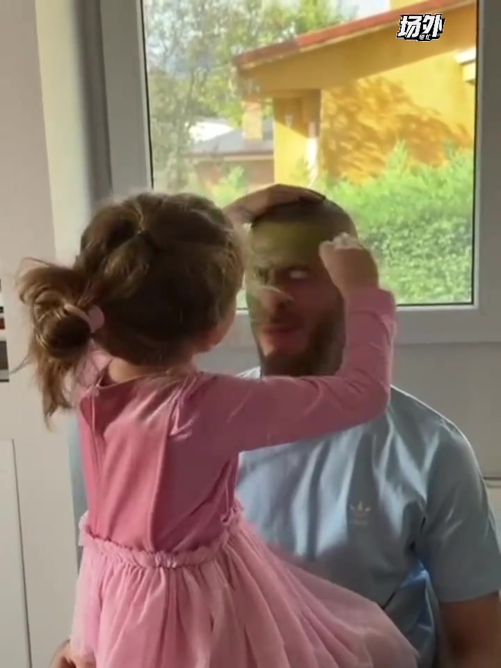 德赫亚女儿为老爹画了个美美的绿绿妆是真宠女儿呀