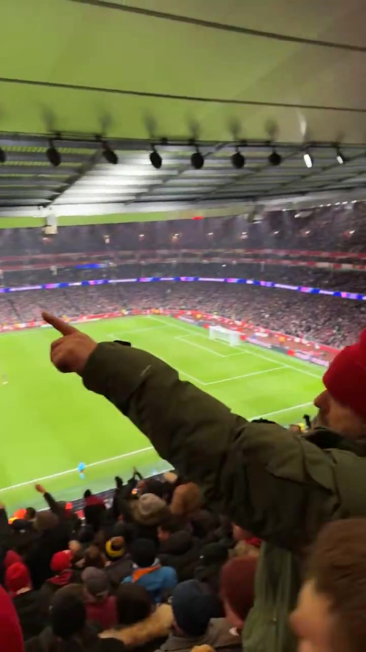 阿森纳球迷对着拜仁球迷高唱你是伪装的热刺吗