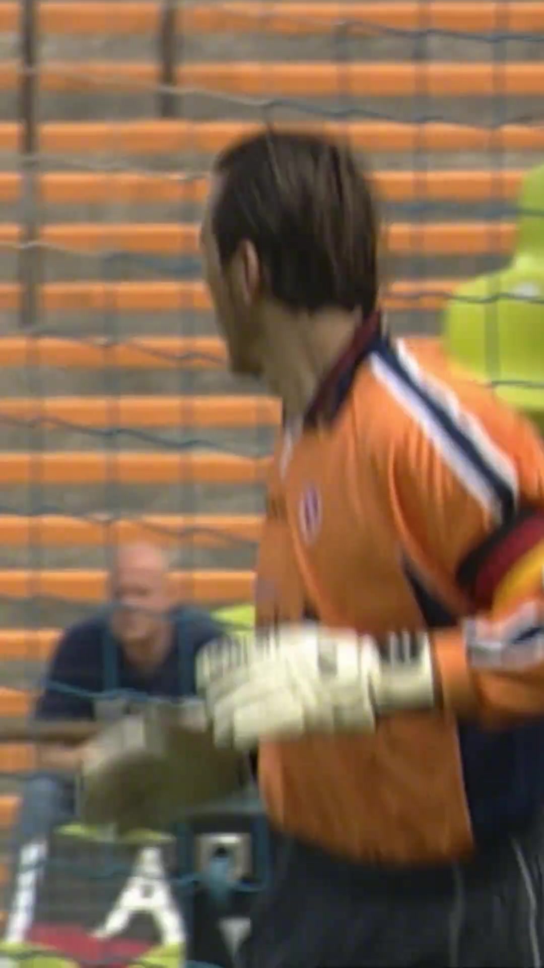 亚洲荣耀当年邵佳一在矮脚虎哈斯勒的注视下完成德甲处子球