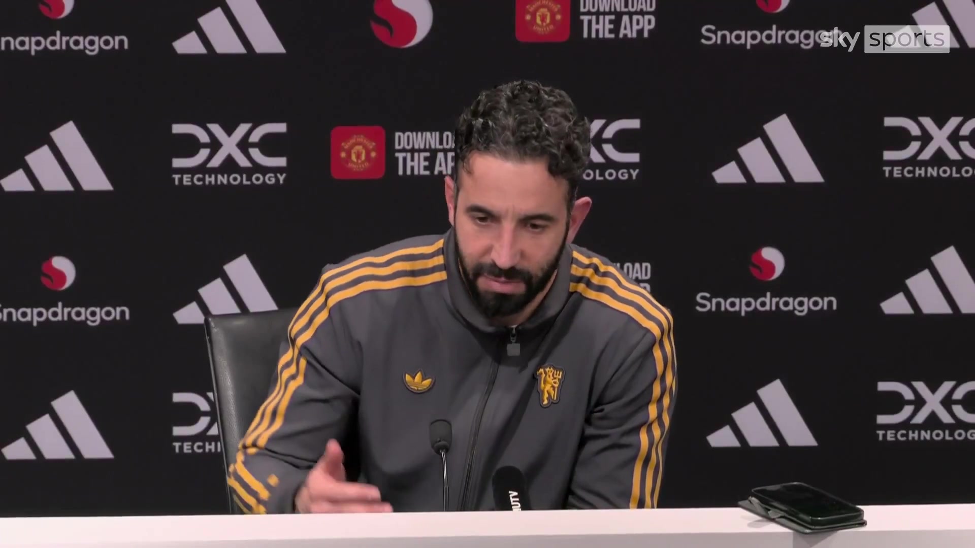 阿莫林激动地为自己没有让梅努上场辩护道这是我的决定