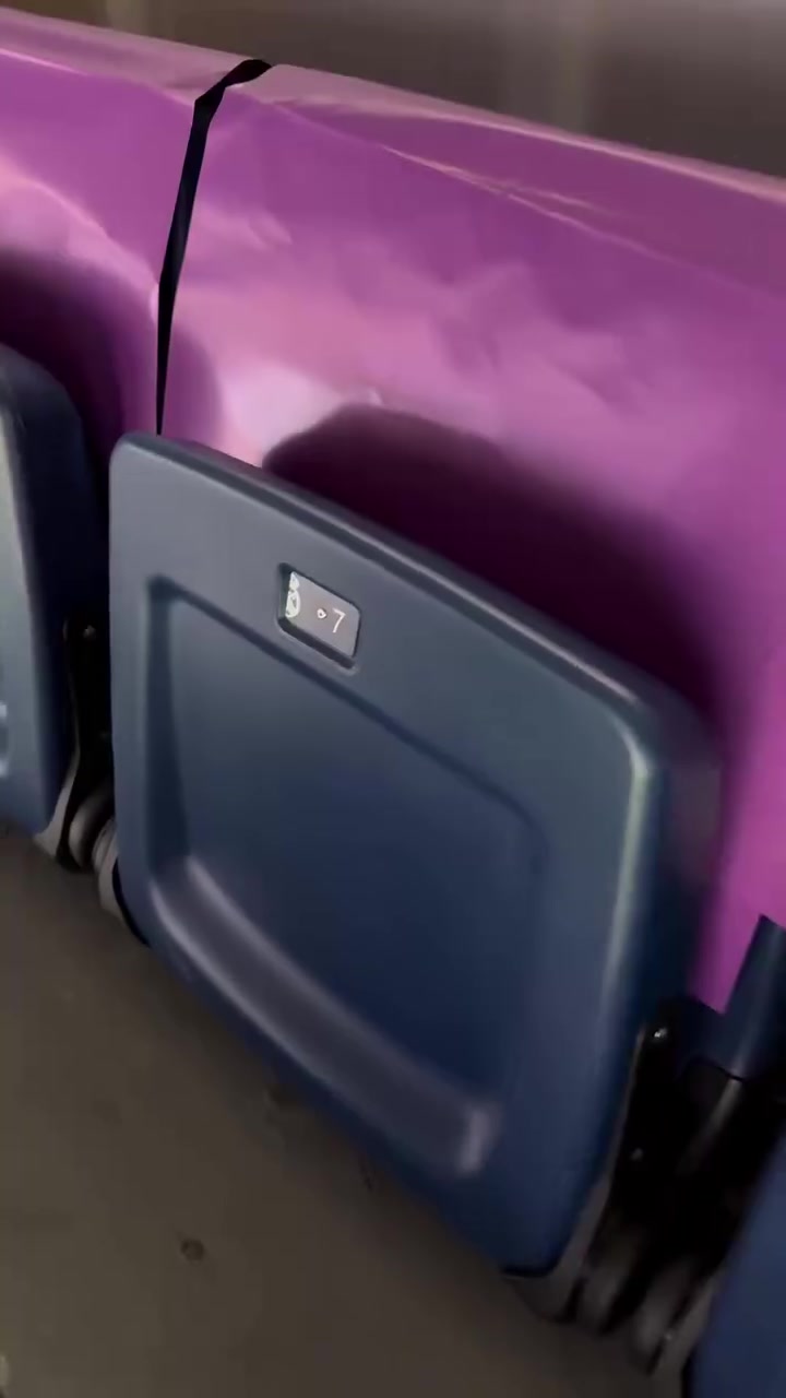 基本是最好的位置了吧网红美女现场观战国家德比吃的真好啊