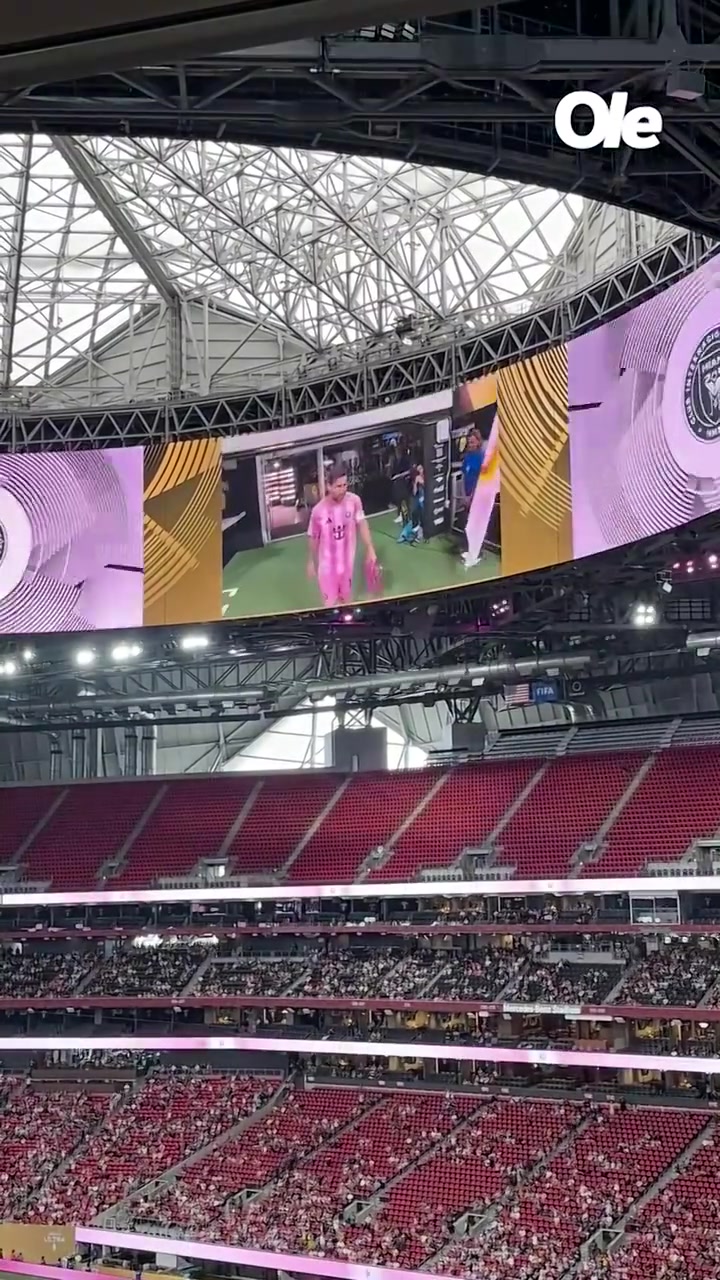 独一档的号召力梅西踏入球场整个球场瞬间沸腾