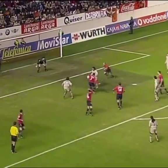 在球场挥洒着自己的魔法小罗这样的球员太提升足球观赏性了