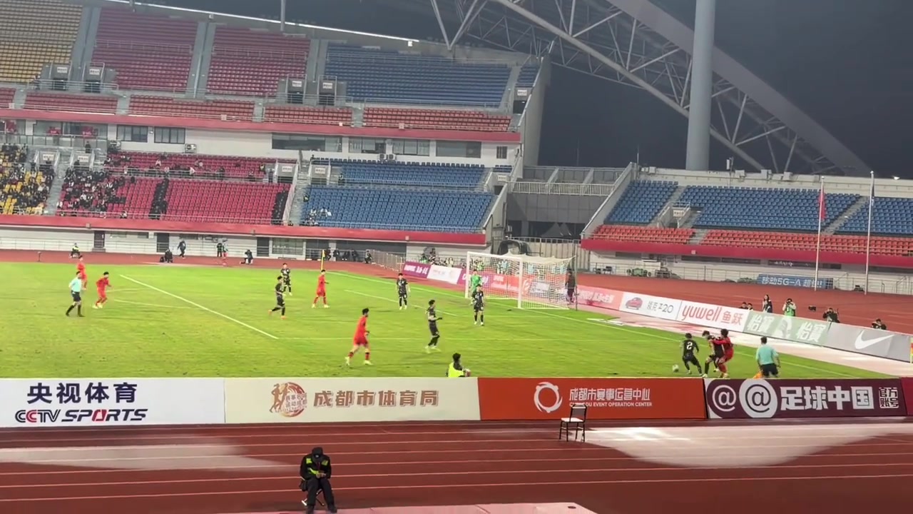 拜合拉木脚后跟破门瞬间现在球迷嘿翻天