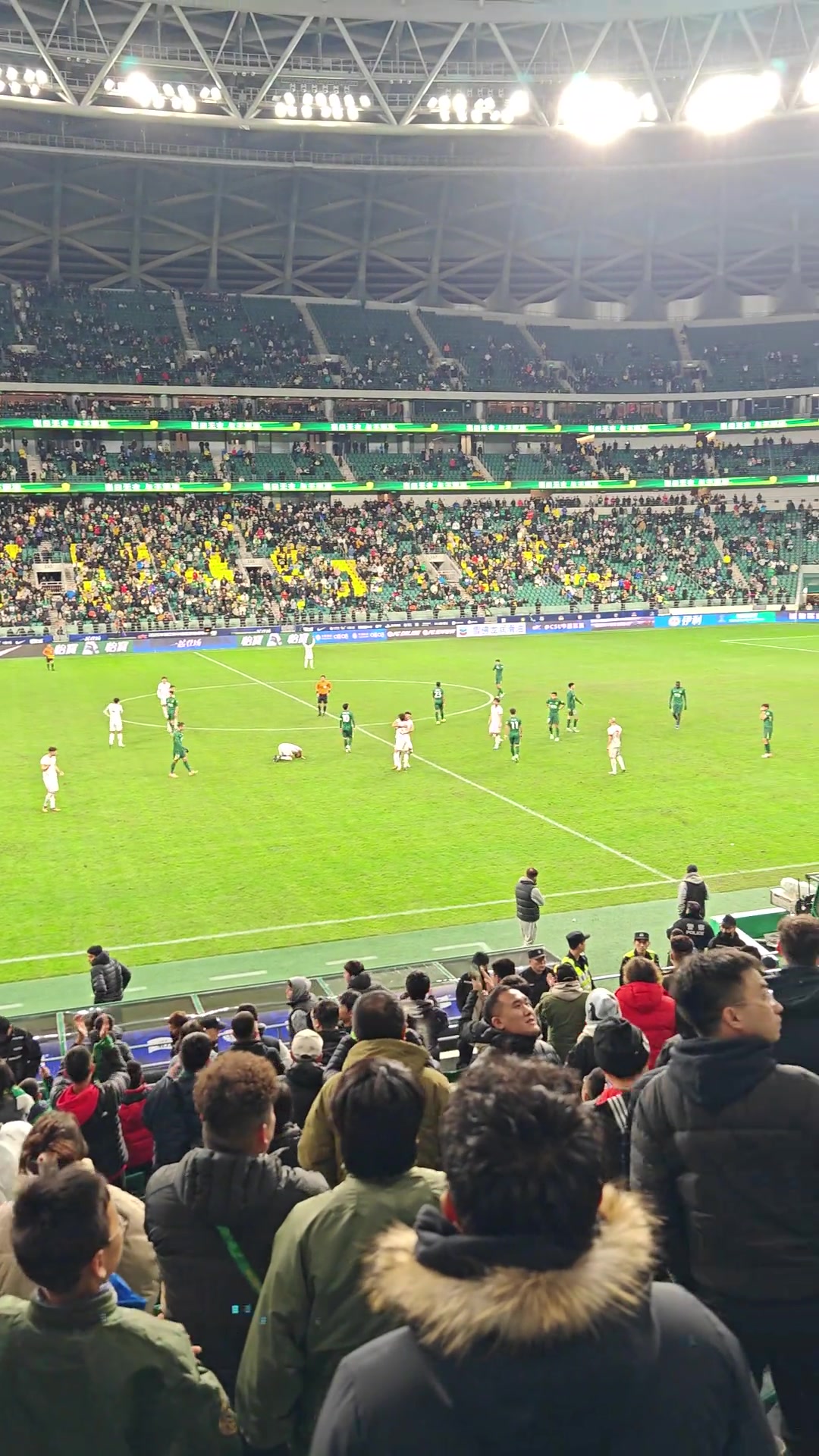 实拍国安不敌海牛后面对还我国安声浪高层无奈离开工体