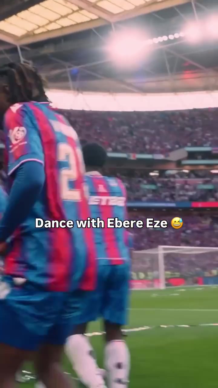 足球精灵水晶宫夺得足总杯时埃泽的魔性舞蹈