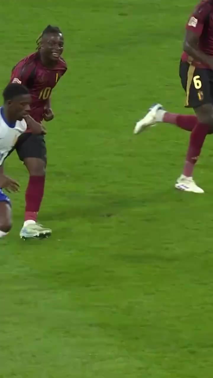 两个技术流的交锋登贝莱穿裆过掉多库多库甚至笑了