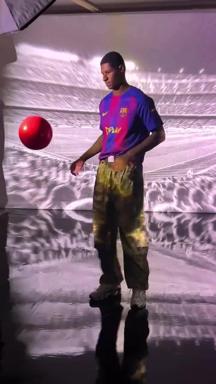 梦幻联动巴萨与歌手黄老板的联名球衣拍摄花絮