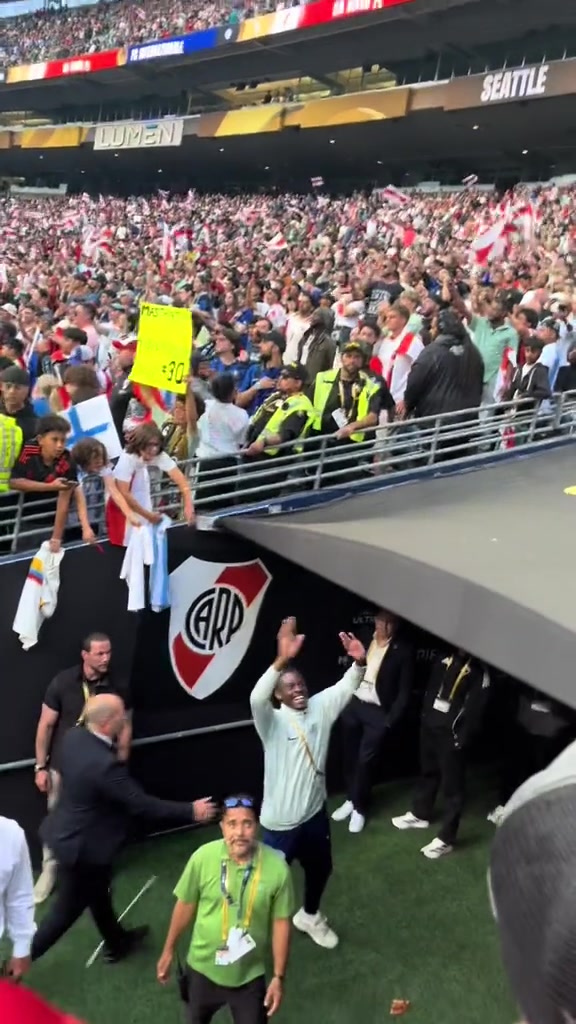 面对谩骂国米中卫比塞克大笑挥手送别河床球迷