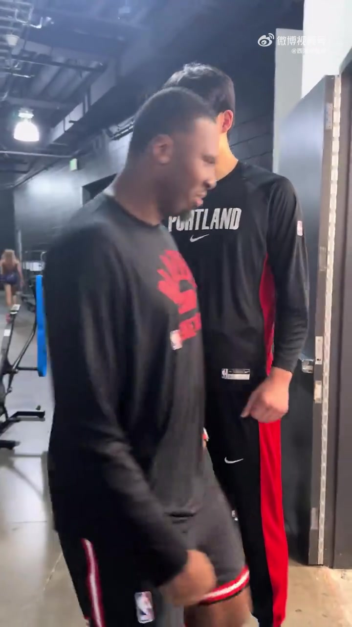 文化输出杨瀚森在更衣室听八方来财边上的翻译疯狂在撸铁