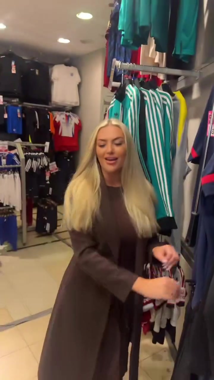 演技还有提升空间当你给曼联女网红送利物浦的帽子