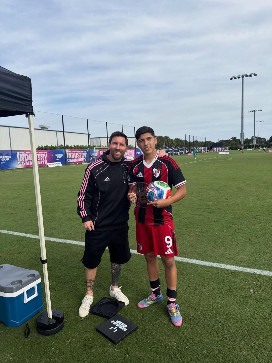 在梅西杯戴帽,河床15岁小将分享与梅西合照:目前为止最佳