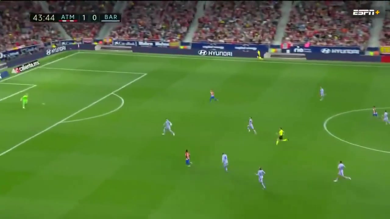 手刃旧主名场面苏亚雷斯冷静调整攻破巴萨球门