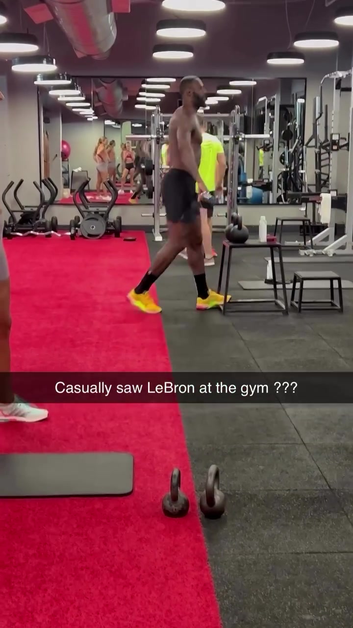 老詹此前在健身房健身被一球迷遇到这球迷也太幸运了吧