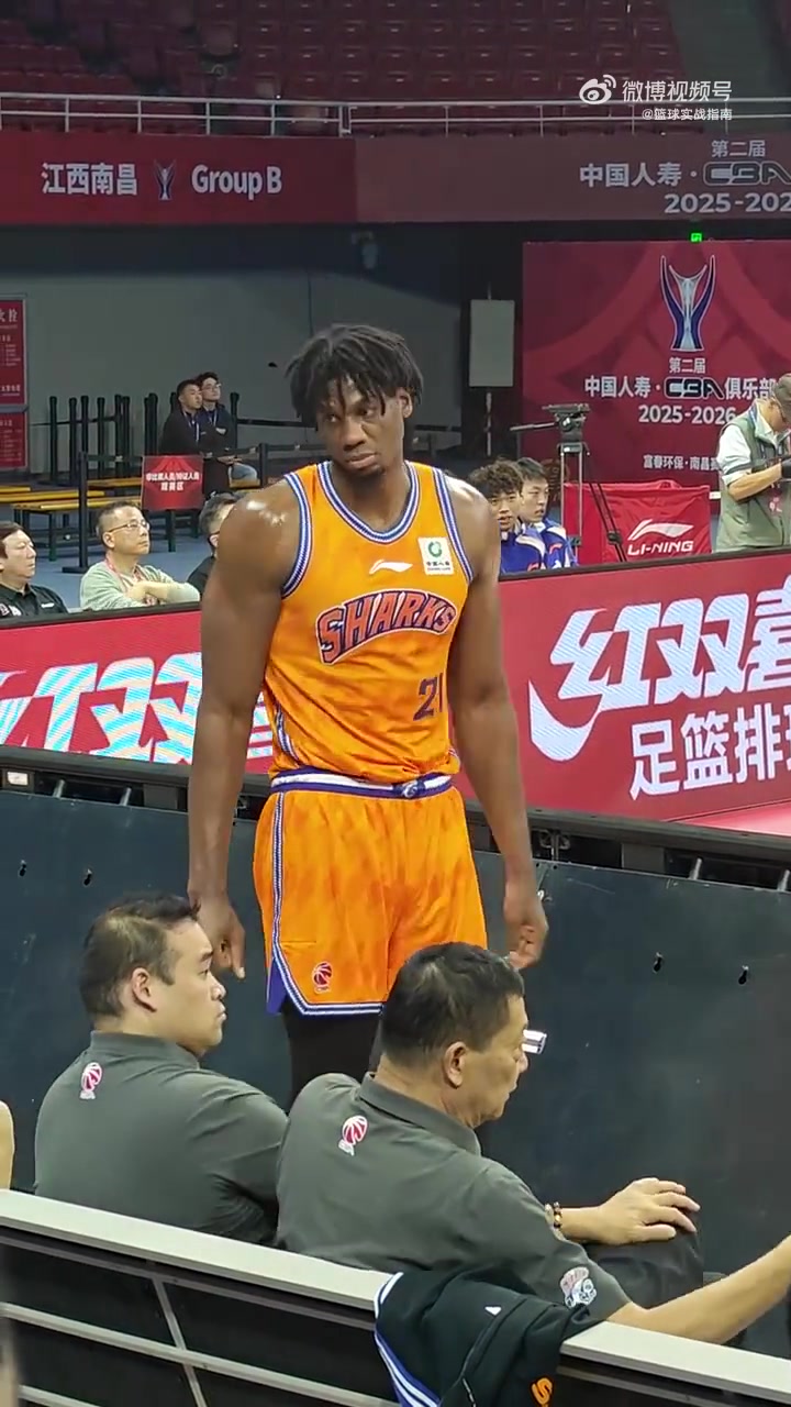 这建模越来越夸张啊大白边这肩宽粗壮手臂观感真炸裂