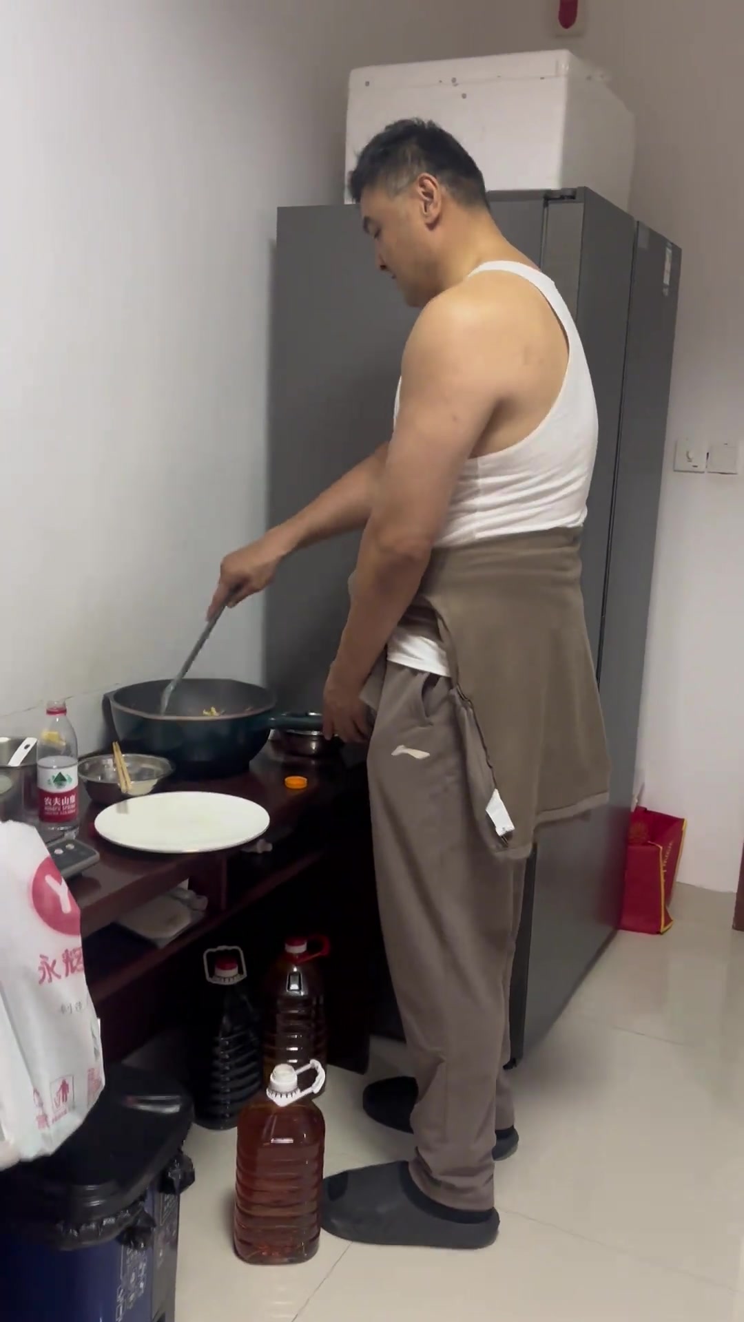 老刘啊洋葱炒鸡蛋就大补了啊整点肉呗