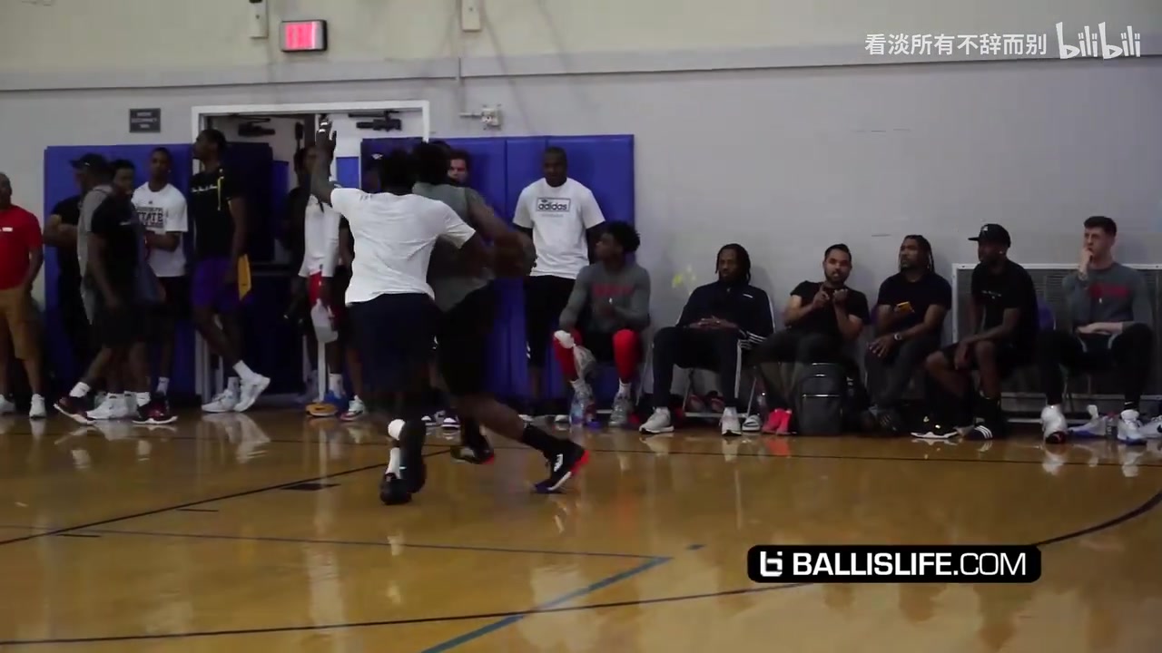 当他开始胯下运球就进入了节奏巅峰哈登的进攻真是赏心悦目