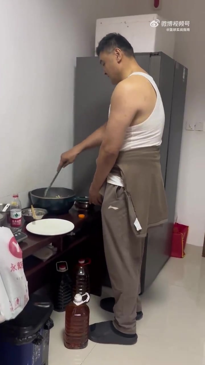 在战神刘玉栋面前感觉这些锅碗瓢盆都小了一号