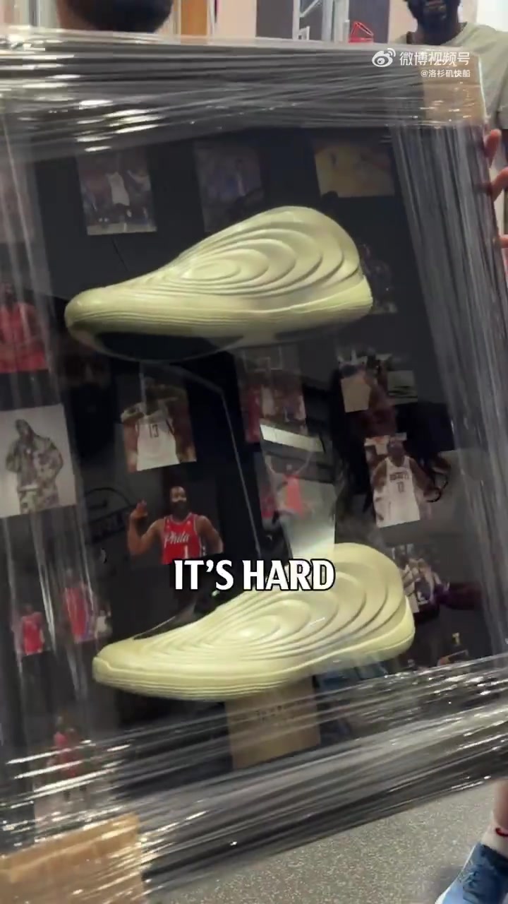 哈登收到最新第十代战靴相框开心极了我要把这挂在家里