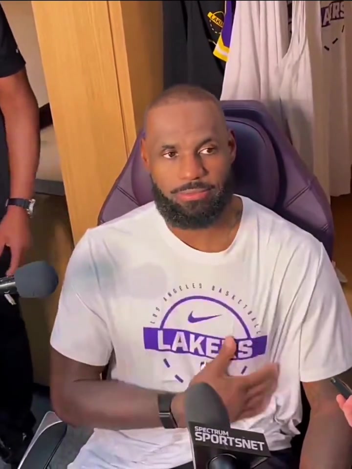 詹姆斯不能在12月就谈论在季后赛做到什么这对篮球之神不敬