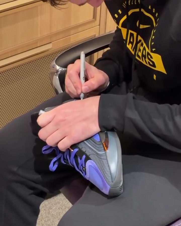 东契奇在球鞋上写下两个女儿的名字