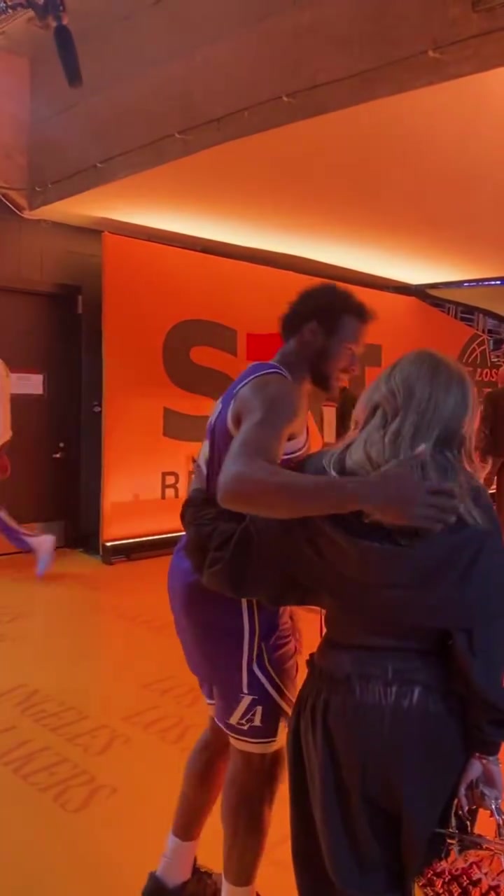 湖人119比132马刺止步八强詹姆斯老婆在通道等候布朗尼和詹姆斯