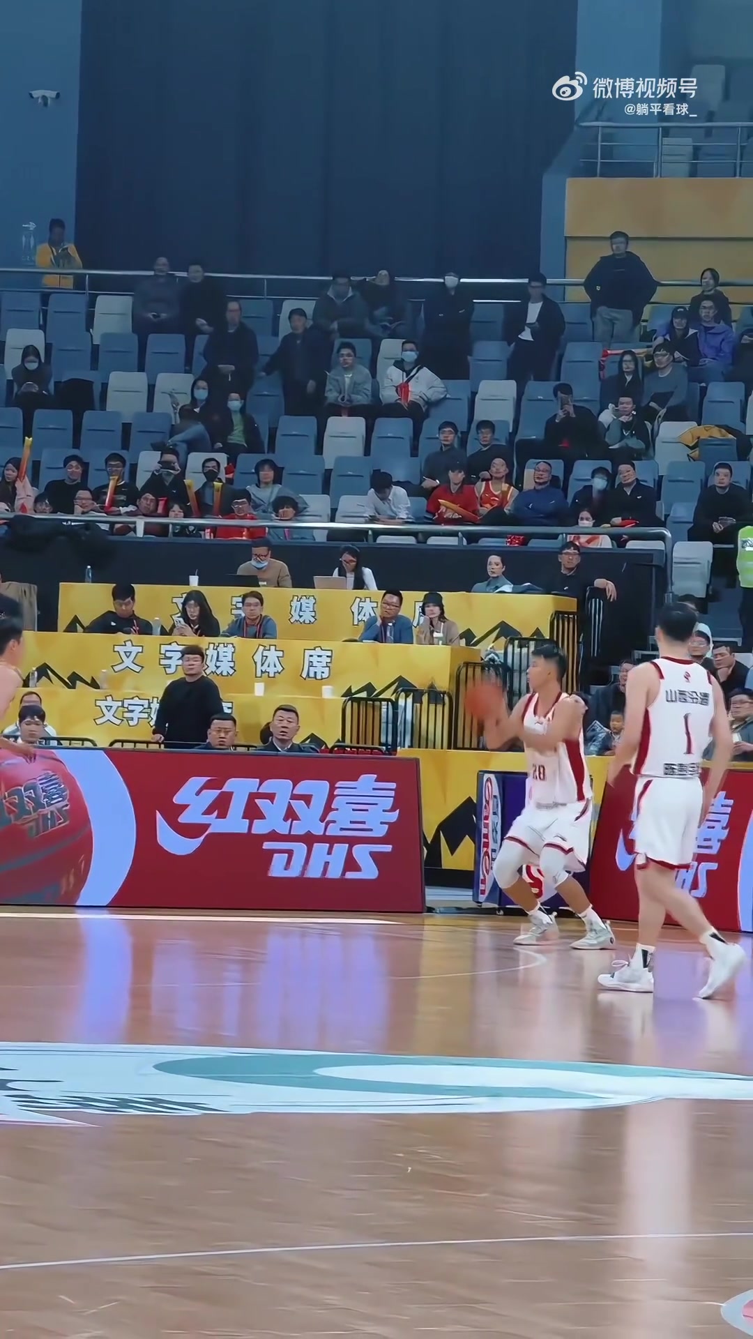 见证历史了秦子龙底角三分飚进打进CBA潜力赛首分