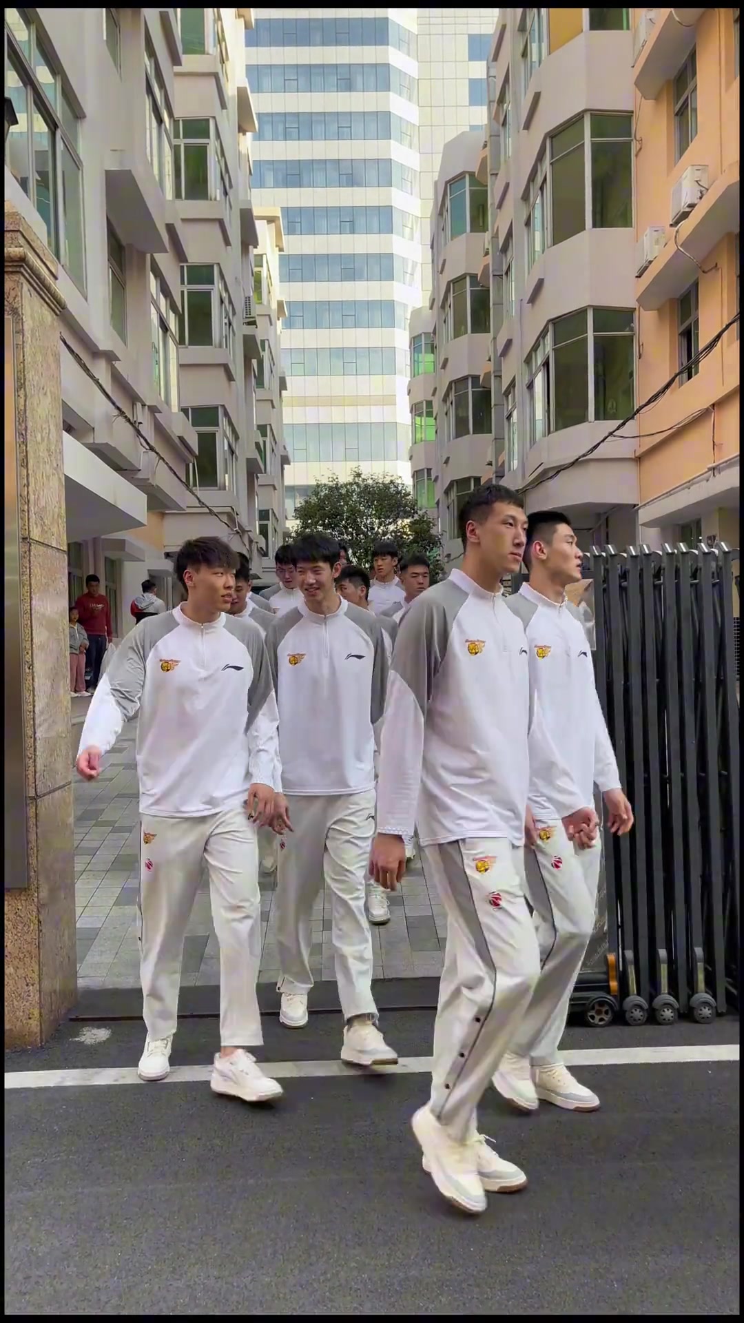 最后俩小学生押尾广东男篮晒视频阳光逐梦虎啸出征