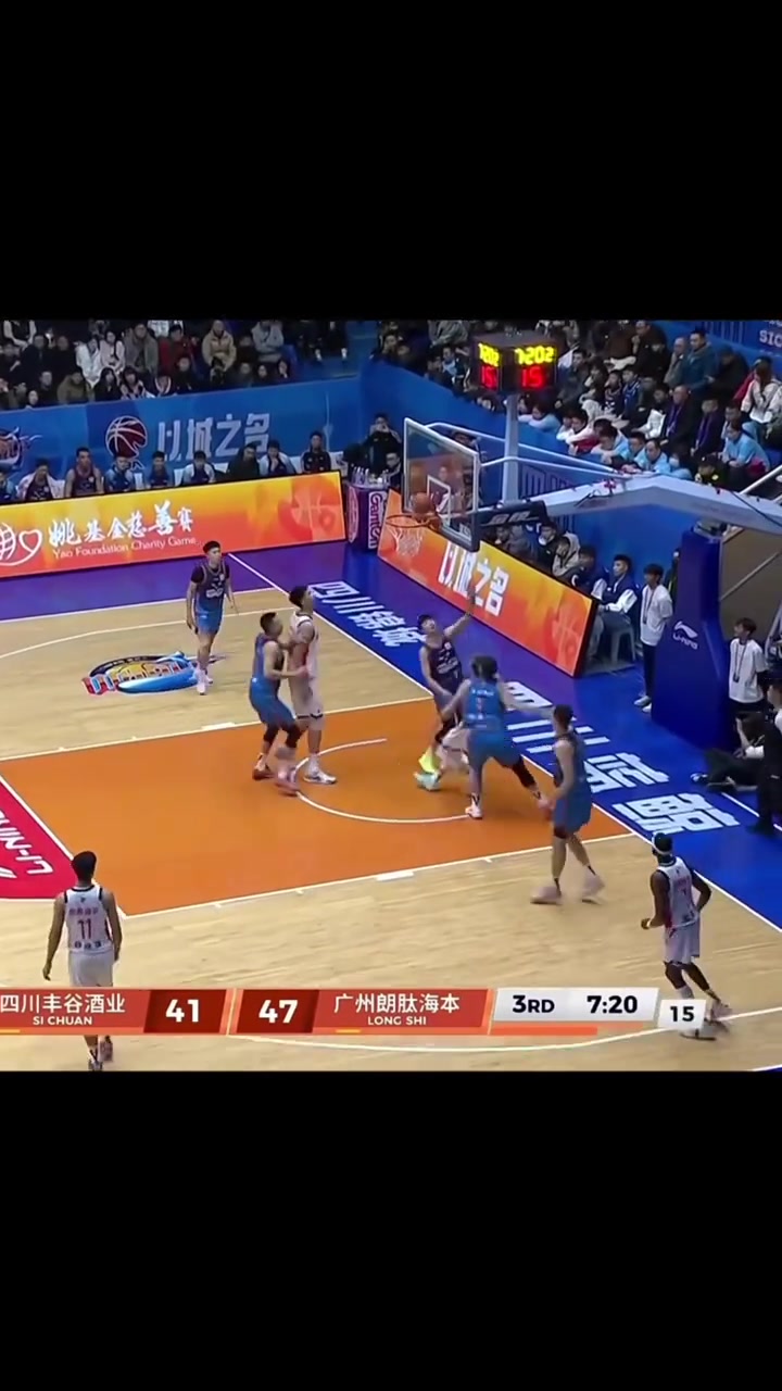 控制情绪呀郭艾伦不满判罚与裁判产生激烈争执被队友及时拉住