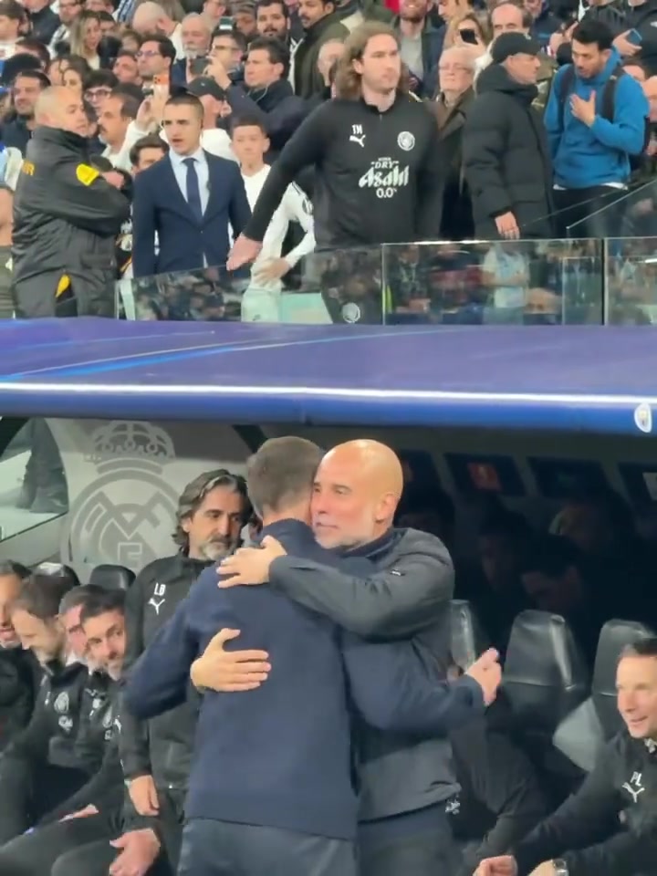 阿隆索主动到教练席拥抱瓜迪奥拉