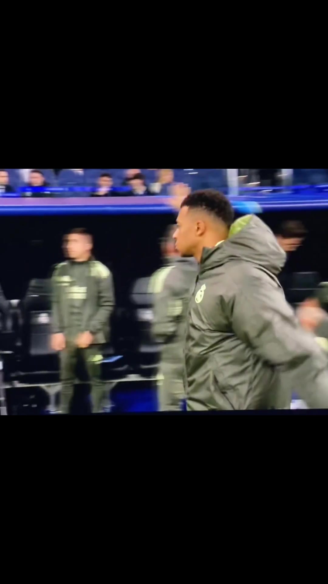 姆巴佩在场边观战时沉默不语一个人默默地进入球员通道