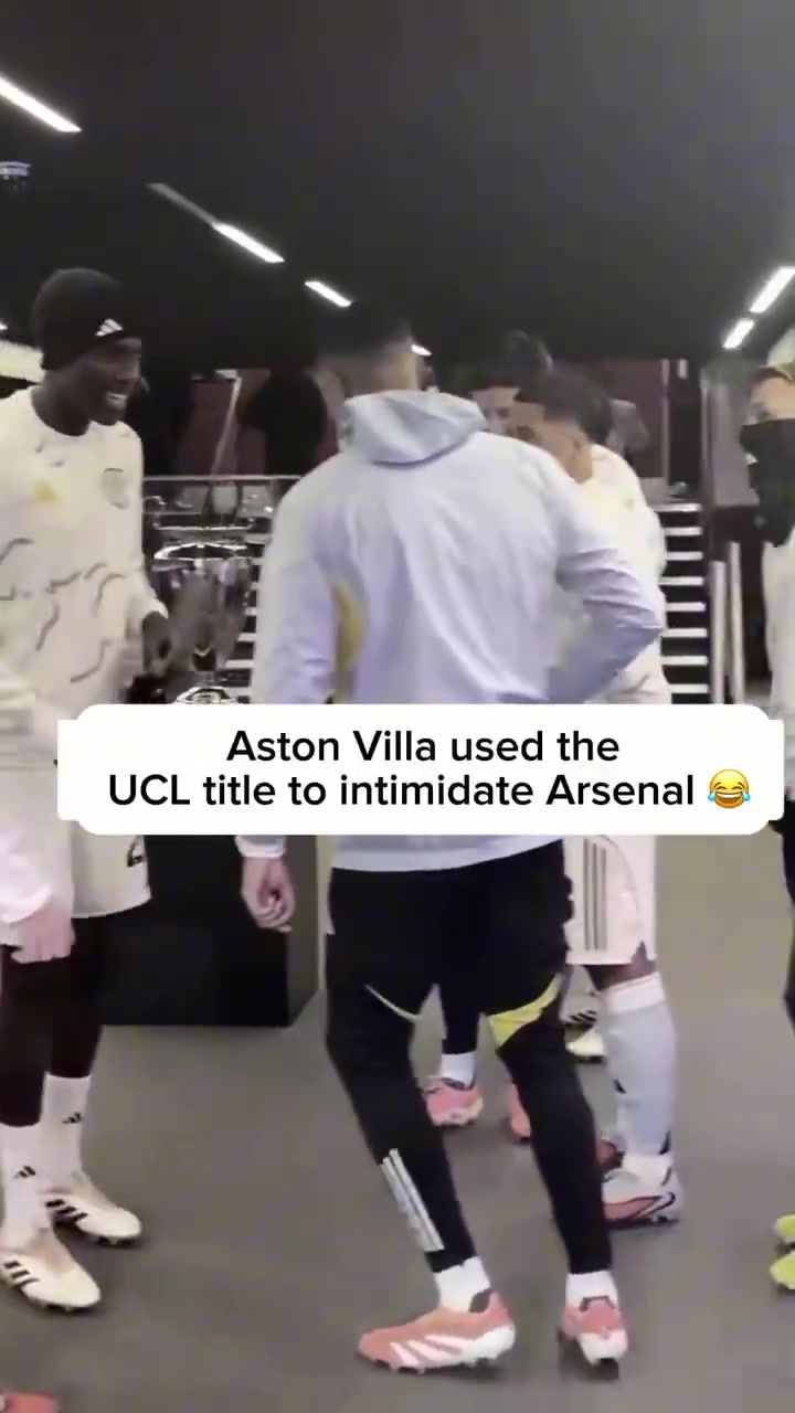 赛前维拉队在球员通道向阿森纳队展示他们的欧冠奖杯