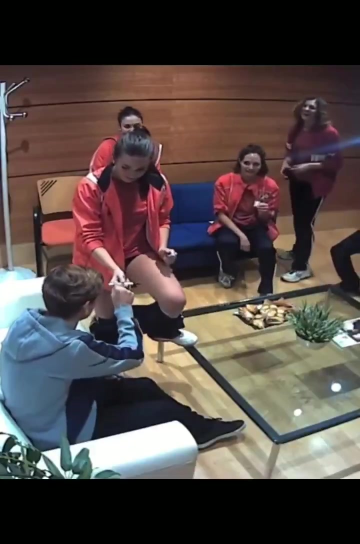 这是性骚扰吗女粉丝脱掉裤子让格子在大腿上签名