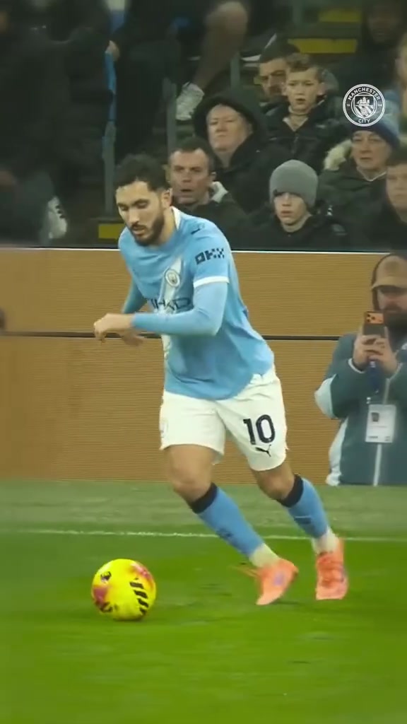 左脚将竟用右脚插花助攻曼城这不仅是一粒进球还是件艺术品