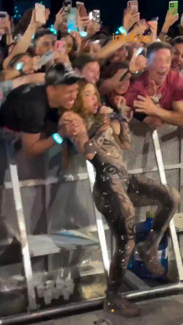 演唱会上夏奇拉被疯狂男粉丝拉住狂亲