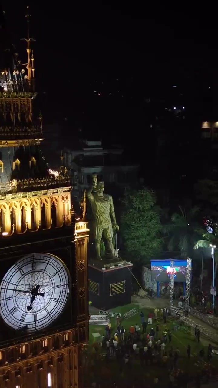 在印度加尔各答一座70英尺高的梅西雕像拔地而起