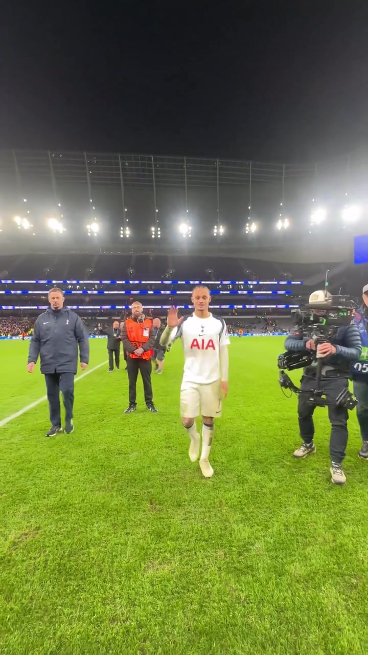 越来越好了恭喜西蒙斯喜获本场MVP