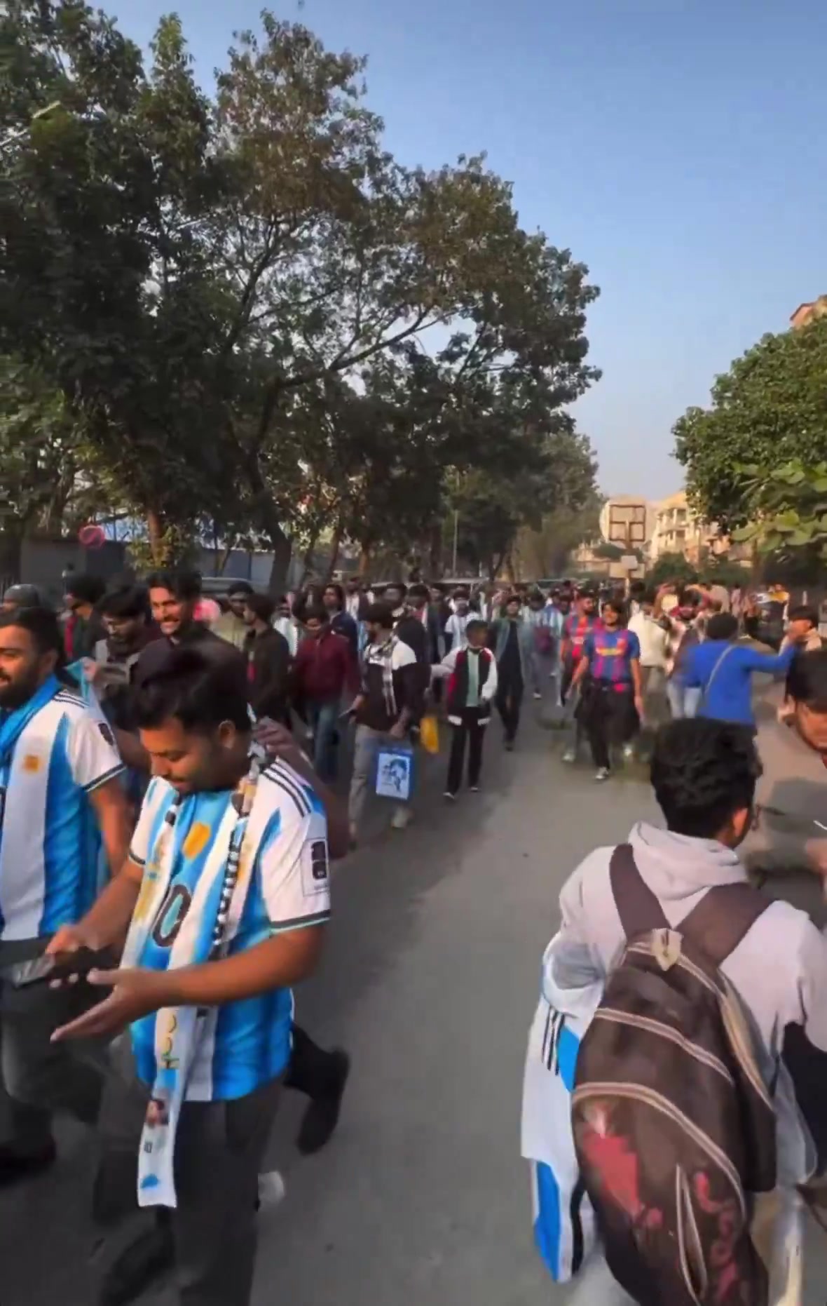 印度球迷街头高喊Pu*a 皇家马德里