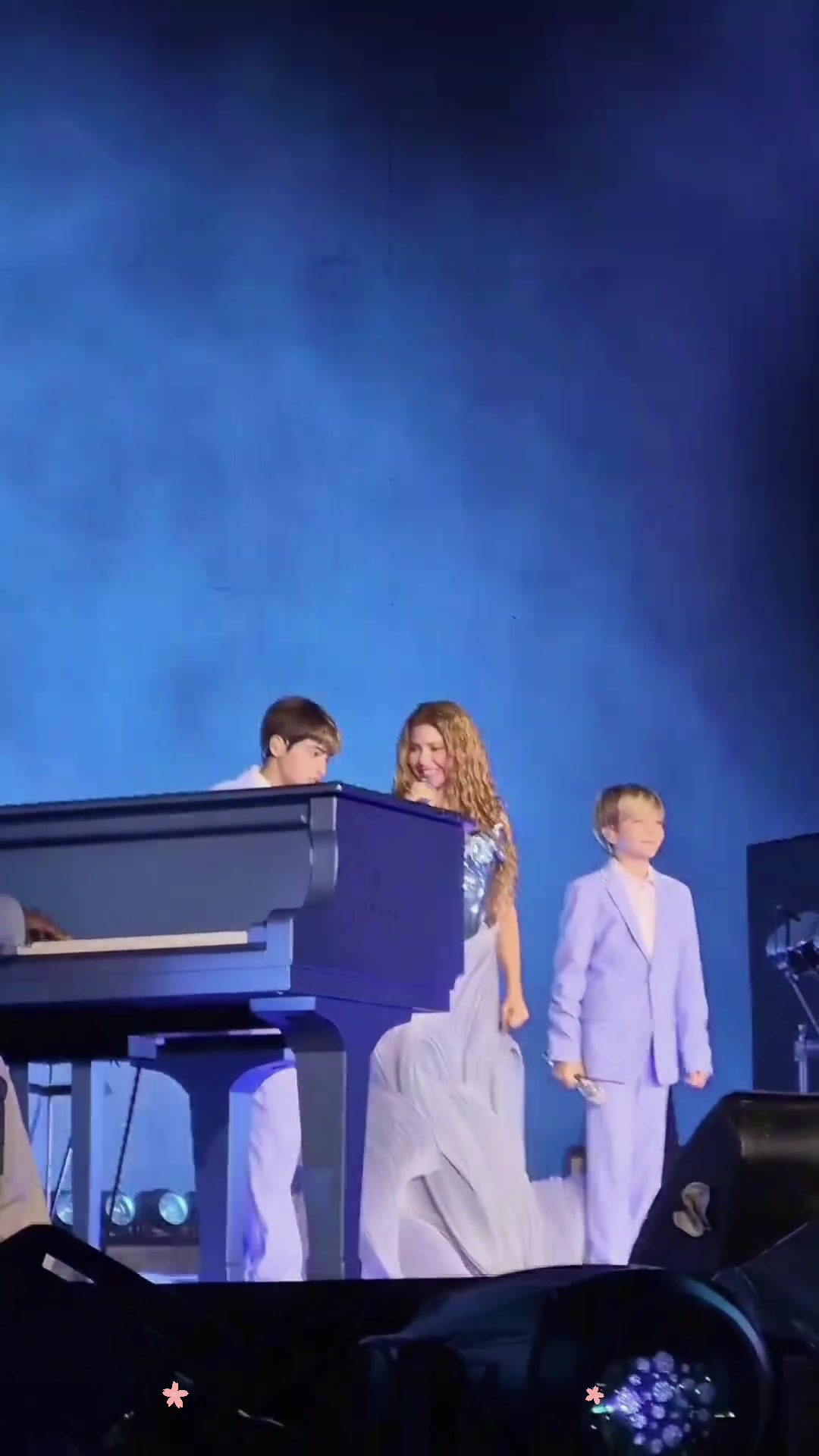 不踢球闯歌坛夏奇拉带俩儿子同台演唱