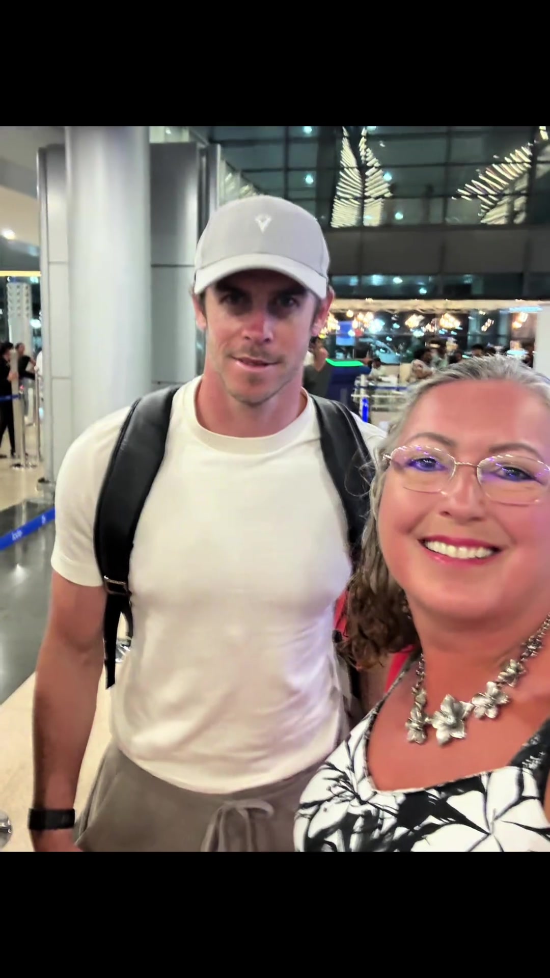 依旧有型网友坐飞机刚好碰到贝尔和其老婆