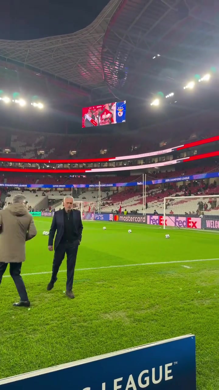 欧冠2连胜赛后穆里尼奥听到球迷的呼唤满足他们的合影要求